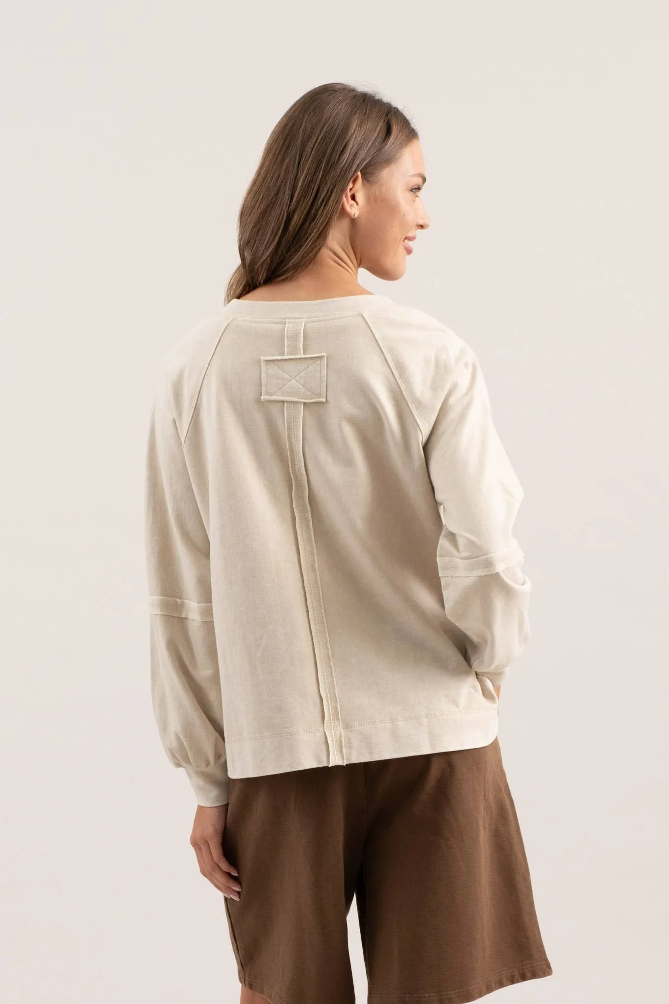 WASHED V NECK EXPOSED SEAM LONG SLEEVE KNIT TOP