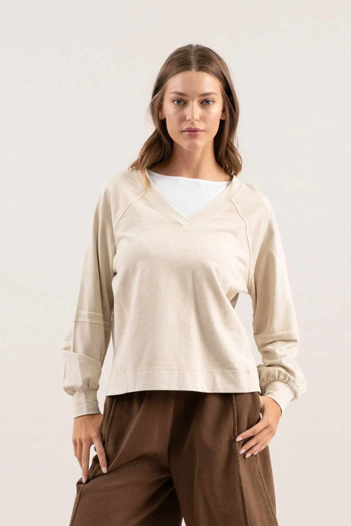 WASHED V NECK EXPOSED SEAM LONG SLEEVE KNIT TOP