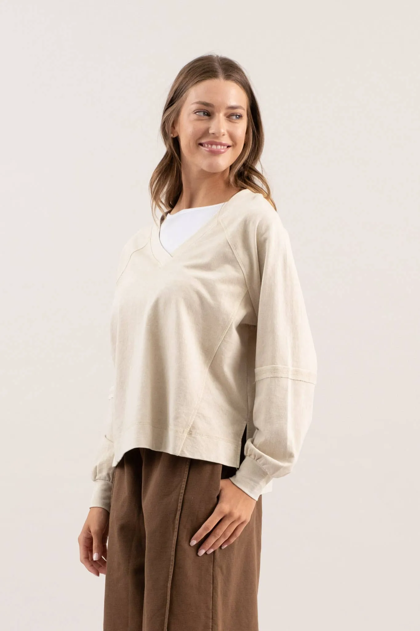 WASHED V NECK EXPOSED SEAM LONG SLEEVE KNIT TOP