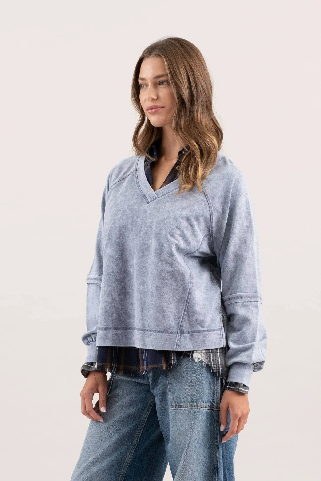 WASHED V NECK EXPOSED SEAM LONG SLEEVE KNIT TOP